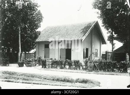 Cette image capture des maisons construites pour les employés de la Compagnie des chemins de fer des Indes néerlandaises (NIS) à Yogyakarta, prises entre 1920 et 1930. La photographie souligne la simplicité du logement des cheminots pendant la période coloniale. Banque D'Images