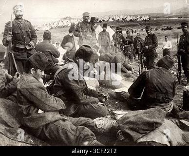 Les soldats grecs de la garde de Florina capturèrent des soldats turcs pendant la première guerre des Balkans en 1912. L'emplacement est inconnu. Banque D'Images
