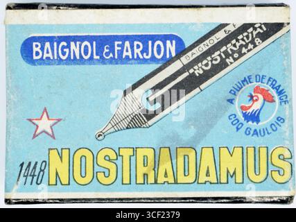 Cette image représente une boîte de bâtonnets Baignol & Farjon datant de 1448, associée à l'époque de Nostradamus. La boîte, numéro de modèle 100A, met en valeur les outils utilisés dans la création de manuscrits historiques à la Renaissance. Banque D'Images