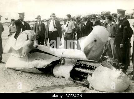 Le célèbre pilote de course britannique Lockhart est mort dans un accident lors d'une course de 1928 à Daytona Beach, en Floride. Sa voiture de 1000 ch a effectué un saumon complet en plein air, jetant Lockhart dehors, entraînant des blessures mortelles. Les restes de sa voiture sont montrés sur la photo. Banque D'Images