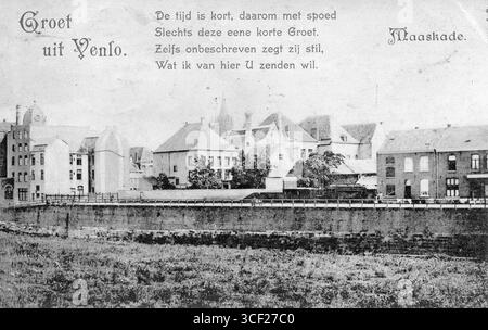 Vue de Havenkade à Venlo en 1908, avec l'usine de papier et d'enveloppes Bontamps sur la gauche. La tour Martinuskerk est visible en arrière-plan. Banque D'Images