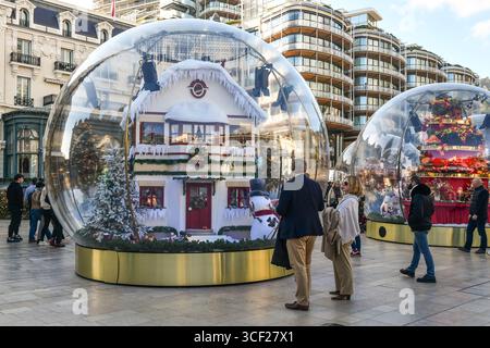 Décorations géantes de Noël sur la place du Casino, la place en face de la célèbre maison de jeux, pendant les vacances d'hiver, Monte Carlo, Monaco Banque D'Images