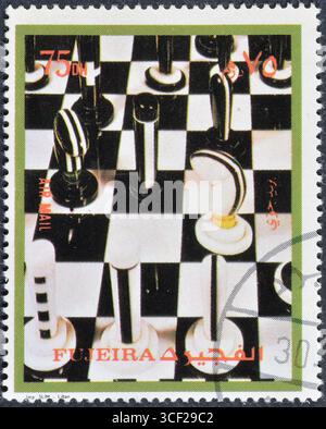 Timbre-poste oblitéré imprimé par Fujairah, qui montre les échecs, vers 1973. Banque D'Images