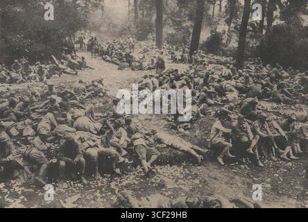 Prisonniers français en attente de transport après la capture allemande de Montdidier pendant la première Guerre mondiale, photographiée en 1918. Banque D'Images