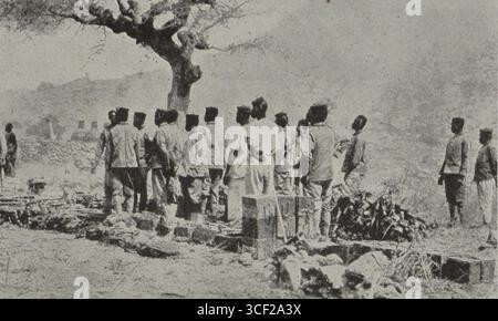 Prisonniers allemands du Cameroun suite au siège de Mora en février 1916. Ces prisonniers furent capturés après la reddition des forces allemandes aux troupes franco-britanniques. Banque D'Images