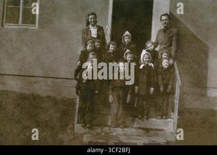 Une photo de 1944 montrant un groupe de filles emprisonnées dans un camp d'internement à Svatoboice près de Kyjov, Moravie, pendant la première Guerre mondiale la photographie a été prise par un auteur inconnu. Banque D'Images