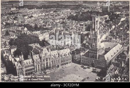 Le Halletoren, ou beffroi de Bruges, se trouve en bonne place sur la Grand place (Grote Markt) de Bruges. Le beffroi est un site classé au patrimoine mondial de l'UNESCO et est un symbole emblématique du passé médiéval de la ville, connu pour sa grande tour et son importance historique. Banque D'Images