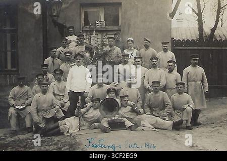 Les soldats et le personnel médical allemands sont représentés dans le Festungslazarett (hôpital forteresse) de Varsovie, 1916, avec Hedwig von der Lühe marqué dans le coin supérieur droit. Banque D'Images