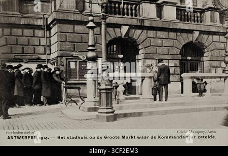 Cette carte postale de 1914 montre de la propagande de la première Guerre mondiale, mettant en vedette l'Hôtel de ville d'Anvers, où se trouvait le Kommandantur. L'image souligne l'importance historique du bâtiment pendant la guerre. Banque D'Images
