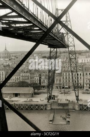 Un pont suspendu au-dessus de la Loire à Nantes, France, photographié vers 1930 lors de sa traversée. Banque D'Images