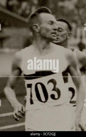 L'Allemand Herbert Böcher a remporté la deuxième manche du 1500 mètres aux Jeux olympiques d'Amsterdam de 1928. Cette photo capture un moment de la course dans laquelle Böcher est vu en compétition. Il a été un coureur notable aux Jeux olympiques de 1928. Banque D'Images