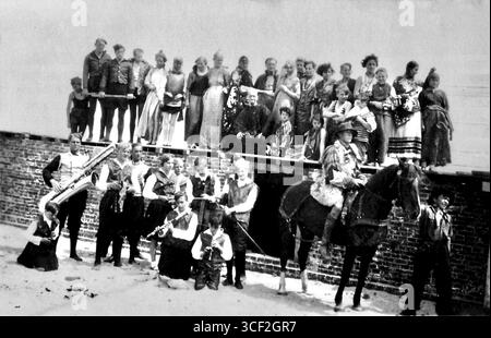 Pendant la construction de la salle de scène à Schule am Meer, sur l'île de Juist, une photo de groupe a été prise avec des participants en costumes, y compris des membres de l'orchestre. La photo montre des personnages notables tels qu'Ulrich Sild, Paul Reiner et Friedrich Könekamp. La salle de scène, conçue par Bruno Ahrends, a joué un rôle important dans la vie culturelle de l’école, témoignant de son dévouement aux arts Banque D'Images