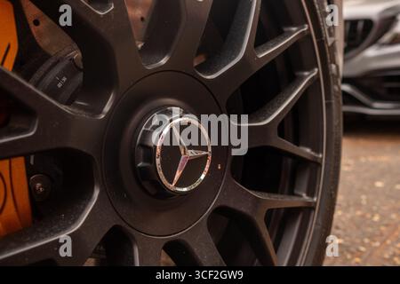 LONDRES- 13 AOÛT 2025 : logo Mercedes sur la roue du modèle GTS Banque D'Images