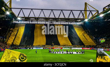 Grande bannière noire et jaune affichée par les fans du Borussia Dortmund avant le match de l'UEFA Champions League contre L'AS Monaco au signal Iduna Park Banque D'Images