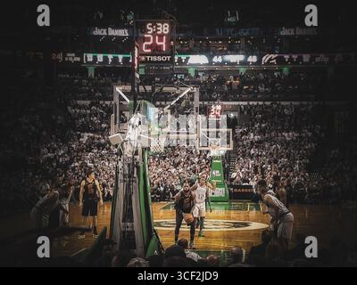 Cavaliers de Cleveland Lebron James en lancer franc contre les Celtics de Boston lors d'un match NBA au TD Garden à Boston, Massachusetts Banque D'Images