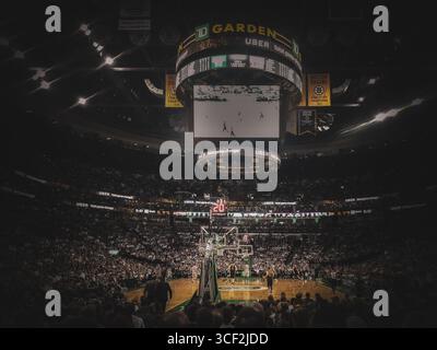Vue panoramique de TD Garden rempli de fans lors d'un match NBA entre les Celtics de Boston et les cavaliers de Cleveland à Boston, Massachusetts. Banque D'Images