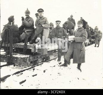 Un groupe de soldats austro-hongrois et allemands portant des casques de pickelhaube voyagent sur un chemin de fer de campagne sur le front de l'est pendant les premières années de la première Guerre mondiale, photographié entre 1914 et 1917. Banque D'Images