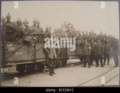 Cette image d'environ 1916 montre des soldats allemands portant des pickelhauben (casques à pointes) à bord d'une station de chemin de fer militaire à Brest-Litowsk, capturée dans l'album de la Direction des chemins de fer militaires 6 pendant la première Guerre mondiale Banque D'Images