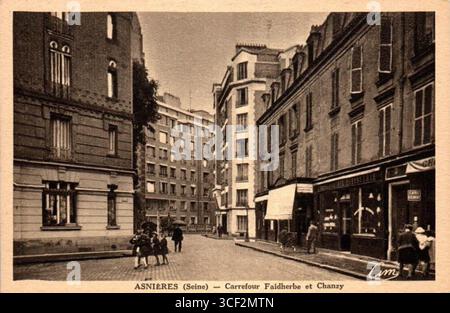 Cette photographie capture l’intersection du Carrefour Faidherbe et de Chanzy à Asnières-sur-Seine, prise entre 1900 et 1910, mettant en valeur le paysage urbain et la circulation de l’époque. Banque D'Images