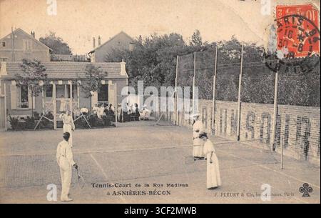 Photographie d’un court de tennis situé à Courbevoie, près d’Asnières-sur-Seine, prise entre 1900 et 1910, mettant en valeur la vie sportive et récréative du début du XXe siècle. Banque D'Images