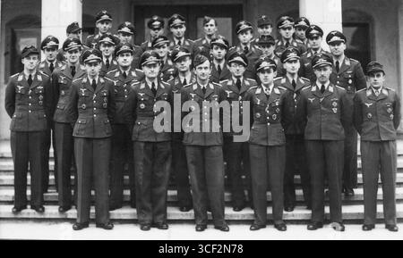 Officiers de l’ancien III/KG 55, qui faisait partie de la Luftwaffe allemande pendant la seconde Guerre mondiale, à Wallersdorf, près de l’aérodrome de Landau-Ganacker en mars 1945, juste avant la dissolution de l’escadron. Banque D'Images