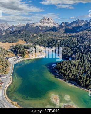 Vue aérienne du lac Misurina avec les groupes de montagnes Cadini di Misurina et Tre Cime di Lavaredo en arrière-plan, près d'Auronzo di Cadore, province de Belluno, région de Vénétie, nord-est de l'Italie Banque D'Images