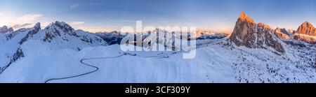 Vue aérienne grand angle de Passo Giau en hiver, avec de nombreux sommets emblématiques des Dolomites formant une toile de fond spectaculaire. Dolomites, colle Santa Lucia municipalité, Belluno province, Veneto region, Italy Banque D'Images