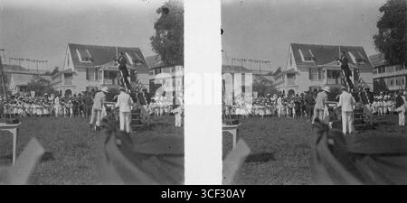 Photographie stéréoscopique de la place du Gouvernement à Paramaribo lors des célébrations du jubilé le 31 août 1923, marquant le dévoilement de la statue de la reine Wilhelmine. L'événement commémore ses 25 ans sur le trône. Banque D'Images