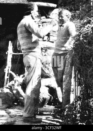 Le peintre, unioniste et anarchiste suisse Ernst Frick (1881-1956) est vu en conversation avec le Dr Paul Reiner (1886-1932), un éducateur progressiste et chimiste allemand. Reiner avait été professeur de Wolfgang Peter Gross et plus tard a enseigné Eva Schloffer/Gross à Schule am Meer à Juist. Cette photographie capture leur interaction à Ascona, au Tessin, en 1929. Banque D'Images