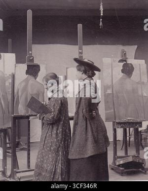 Cette photographie de 1907 montre Minka Podhajská pendant ses études à Vienne. La photographe est inconnue, mais l'image date de ses premières années académiques. Banque D'Images