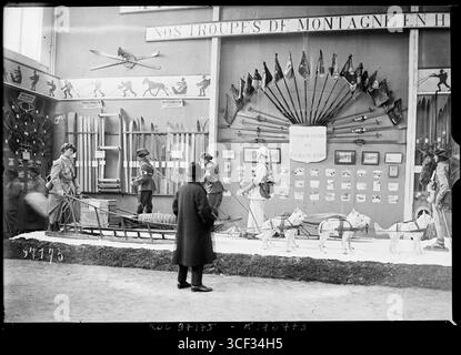 Le 29 novembre 1924, l’exposition des sports d’hiver au Palais de bois présentait les équipements de montagne utilisés par les chasseurs alpins, les troupes alpines françaises, mettant l’accent sur les équipements militaires et les outils d’alpinisme. Banque D'Images
