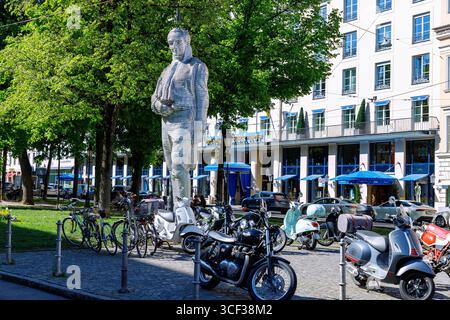 Statue du Comte von Montgelas par Karin Sander sur Promenadeplatz devant l'hôtel de luxe Bayerischer Hof à Munich, Bavière, Allemagne Banque D'Images