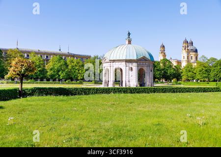 Jardin de la cour avec Temple Diana et vue sur l'église théatine de équipée Kajetan dans le vert de printemps frais, Munich, Bavière, Allemagne Banque D'Images