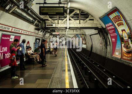 London Underground moments. Les gens à la plate-forme du Undergorund ou métro à Londres, Royaume-Uni, Royaume-Uni Banque D'Images