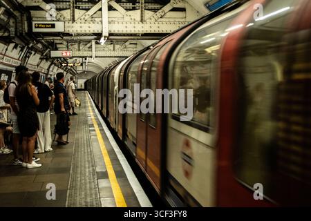 London Underground moments. Les gens à la plate-forme du Undergorund ou métro à Londres, Royaume-Uni, Royaume-Uni Banque D'Images