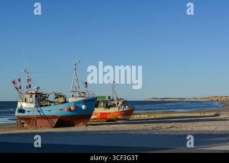 Bateaux de pêche traditionnels sur la plage de sable le long de la côte du Danemark Banque D'Images