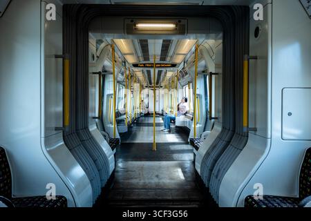 London Underground moments. Les gens à la plate-forme du Undergorund ou métro à Londres, Royaume-Uni, Royaume-Uni Banque D'Images