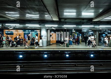 London Underground moments. Les gens à la plate-forme du Undergorund ou métro à Londres, Royaume-Uni, Royaume-Uni Banque D'Images