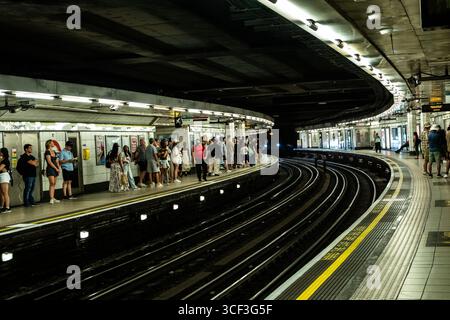 London Underground moments. Les gens à la plate-forme du Undergorund ou métro à Londres, Royaume-Uni, Royaume-Uni Banque D'Images