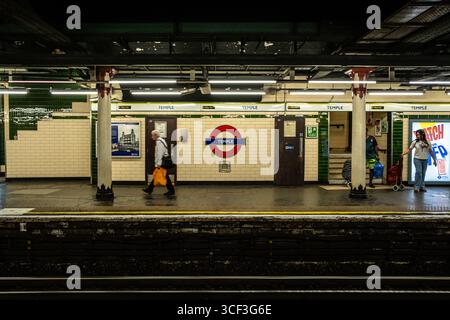 London Underground moments. Les gens à la plate-forme du Undergorund ou métro à Londres, Royaume-Uni, Royaume-Uni Banque D'Images