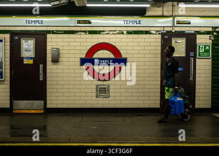 London Underground moments. Les gens à la plate-forme du Undergorund ou métro à Londres, Royaume-Uni, Royaume-Uni Banque D'Images