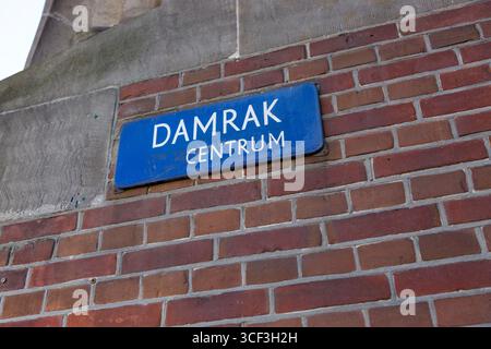 Amsterdam, pays-Bas - 02 juillet 2018 : plaque avec le nom de rue Damrak sur le bâtiment dans le centre d'Amsterdam Banque D'Images