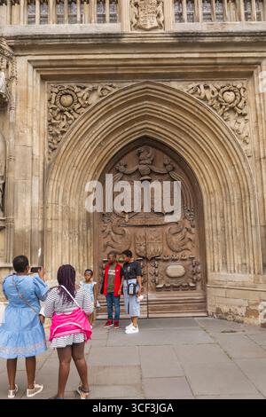 Angleterre, Somerset, Bath, Bath Abbey, touristes prenant des photos devant la porte d'entrée de Bath Abbey Banque D'Images