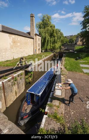 Angleterre, Somerset, Bath, le canal Kennet et Avon, Widcombe Lock et Thimble Mill Lock, Men Opening Lock Gates Banque D'Images