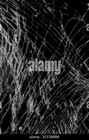 Gros plan des plis et des fissures sur l'écran LCD du smartphone ou de la tablette, à la suite de chocs, de motifs de détail et d'arrière-plan Banque D'Images