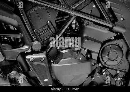 Gros plan partie moteur de la moto moderne sur la couleur noire, fond Banque D'Images