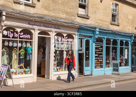 Angleterre, Somerset, Bath, boutiques sur Pulteney Bridge Banque D'Images