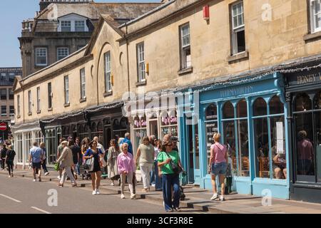 Angleterre, Somerset, Bath, boutiques sur Pulteney Bridge Banque D'Images