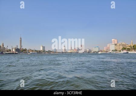 Panorama du Caire moderne vu du Nil, Egypte Banque D'Images