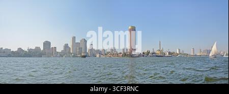 Panorama du Caire moderne vu du Nil, Egypte Banque D'Images